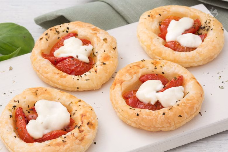 Mini Caprese Pizza Puffs