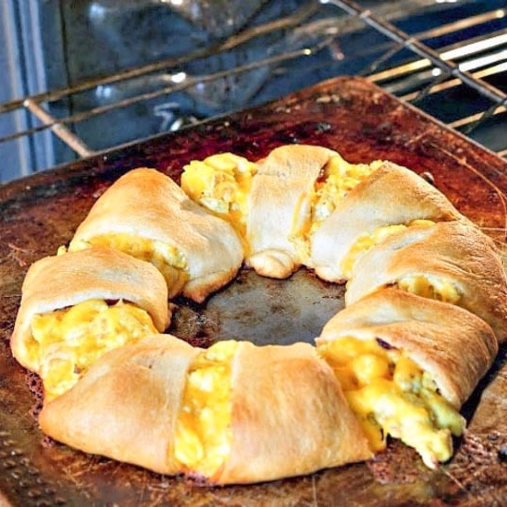Bacon Egg and Cheese Breakfast Croissant Ring